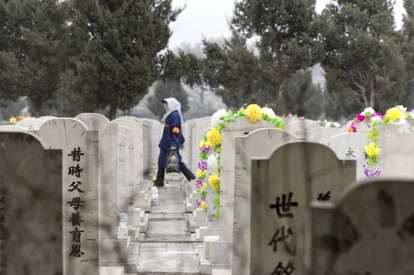File 노동자가 2015년 28일 북동부 지린성 창춘시의 묘지에서 무덤을 — 스톡 사진