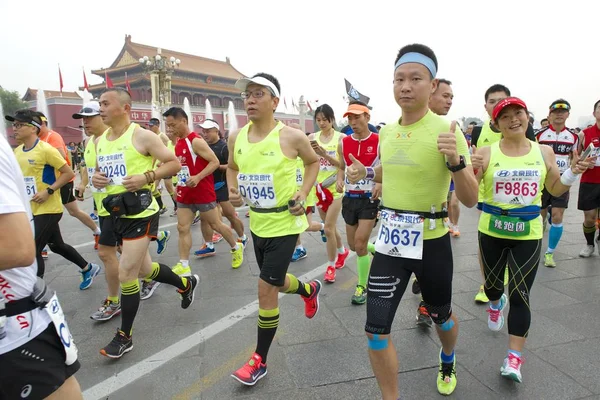 Chiński Uczestników Prowadzone Przeszłości Trybuny Tian Anmen Pekinie Marathon International — Zdjęcie stockowe