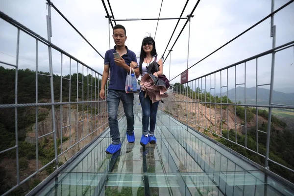 Visitantes Caminham Ponte Suspensa Fundo Vidro 180 Metros Altura 300 — Fotografia de Stock