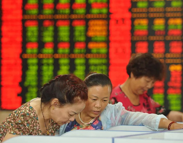 Chinese Investeerders Kijken Naar Prijzen Van Aandelen Rood Voor Prijs — Stockfoto