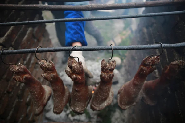 Ένα Ντόπιο Κινέζικο Κάτοικος Κάνει Καπνιστό Μπέικον Μια Παραδοσιακή Μέθοδο — Φωτογραφία Αρχείου