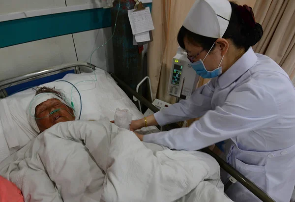 Ένας Ντόπιος Κινέζος Κάτοικος Οποίος Τραυματίστηκε Στον Σεισμό Μεγέθους Λαμβάνει — Φωτογραφία Αρχείου