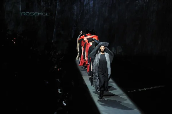 Modelos Exibem Novas Criações Desfile Moda Rosemoo Durante China Fashion — Fotografia de Stock