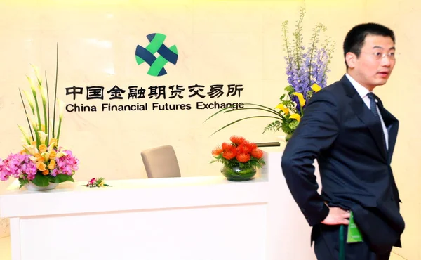 Egy Kínai Alkalmazott Áll Recepción Kínai Financial Futures Exchange Sanghajban — Stock Fotó