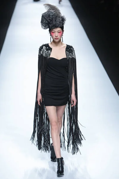 モデルは上海ファッション週秋 2015 年中国 上海で 2015 日中にジウのファッションショーで新しい創造を表示します — ストック写真