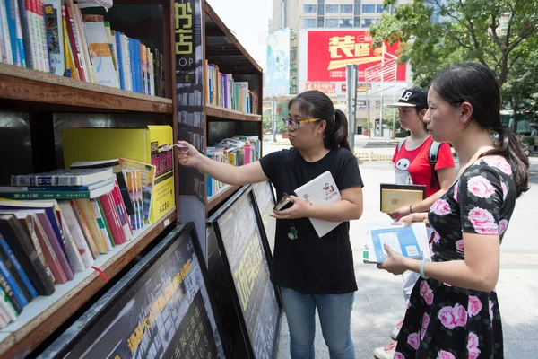 Woman Drops Money Lock Box Books She Purchased Staffless Honesty — Stock Photo, Image