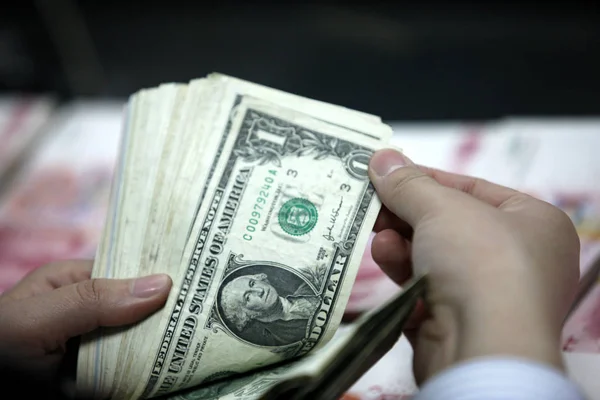 Chinese Clerk Counts Dollar Rmb Renminbi Yuan Banknotes Bank Huaibei — Stock Photo, Image