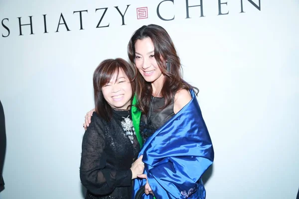 Actriz Malaya Michelle Yeoh Derecha Diseñadora Taiwanesa Shiatzy Chen Posan — Foto de Stock