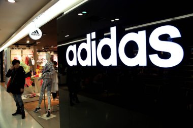 Cliente Para Frente Una Tienda Ropa Deportiva Adidas Centro Comercial Foto editorial de stock 240911564 ChinaImages