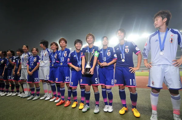 Jugadores Japoneses Posan Con Trofeo Campeón Después Derrotar Corea Del —  Fotos de Stock