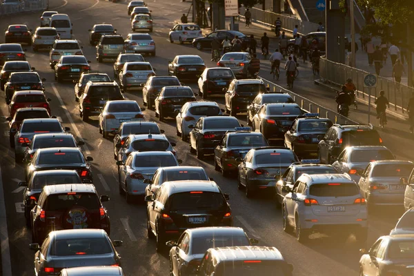 Massas Veículos Movem Lentamente Durante Engarrafamento Uma Estrada Pequim China — Fotografia de Stock