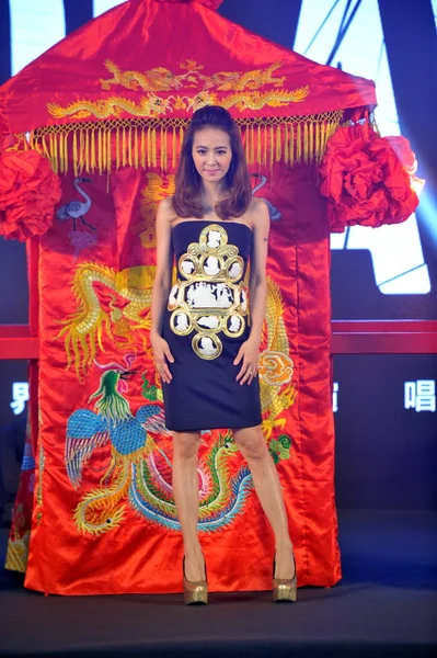 台湾の歌手蔡依林ツァイは 2015 日北京 世界ツアーの 彼女の北京コンサートの記者会見の間に伝統的な中国のセダンの前でポーズします — ストック写真