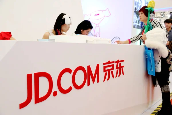 Ihmiset Vierailevat Kiinalaisen Verkkokauppiaan Com Osastolla Appliance Electronics World Expo — kuvapankkivalokuva