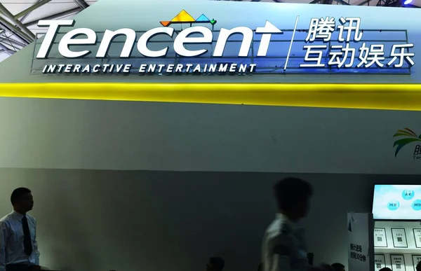 Plik Odwiedzający Przejść Obok Stoiska Tencent Podczas 12Th Chiny Digital — Zdjęcie stockowe