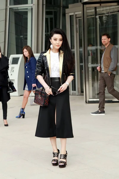 Atriz Chinesa Fan Bingbing Sai Depois Assistir Desfile Louis Vuitton — Fotografia de Stock