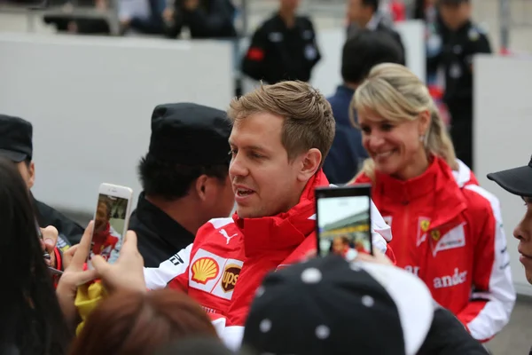 Der Deutsche Pilot Sebastian Vettel Von Ferrari Gibt Autogramme Für — Stockfoto