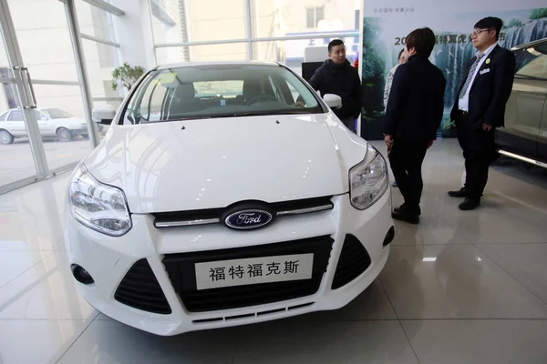 Clienti Guardano Una Ford Focus Una Concessionaria Ford Shanghai Cina — Foto Stock