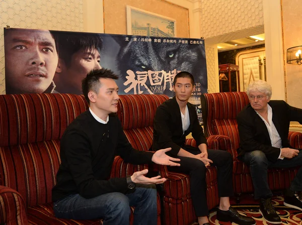 왼쪽부터 2015년 남서부 쓰촨성 청두시에서 기자회견에 참석한 펑샤오 두샤오 프랑스 — 스톡 사진