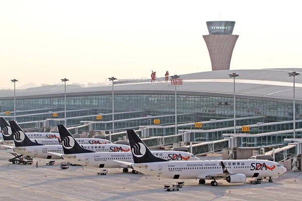 Jatos Passageiros Shandong Airlines São Vistos Avental Estacionamento Aeroporto Internacional — Fotografia de Stock