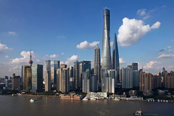 黄浦江や陸家嘴金融地区 東方明珠テレビタワー 左背が高い 上海タワー 右のビューで最も高い 上海世界金融センター 右側第 最も高い 金茂タワーや高層ビル高里 — ストック写真
