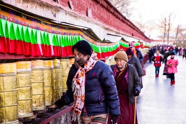 Dosya Turistler Yerel Tibet Halkı Lhasa Potala Sarayı Nda Dua — Stok fotoğraf