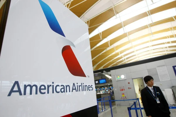 Dipendente Cinese Trova Accanto Cartello American Airlines Presso Aeroporto Internazionale — Foto Stock