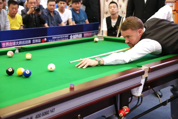 Skót Snooker Játékos Stephen Hendry Játszik Egy Lövés Egy Fan — Stock Fotó