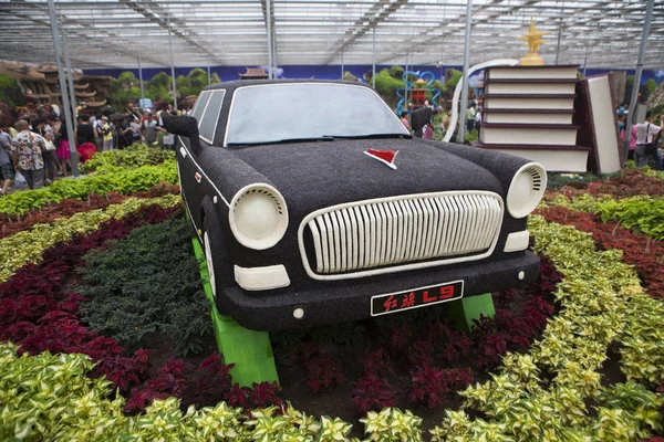 자동차 Faw의 Hongqi 씨앗으로 리무진은 시에서 박람회에 있으며 중국의 2015 — 스톡 사진