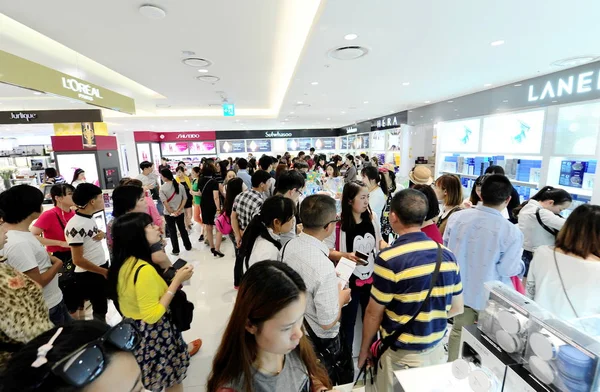 Kinesiska Turister Shopping För Kosmetika Och Hudvårdsprodukter Tullfri Butik Jeju — Stockfoto