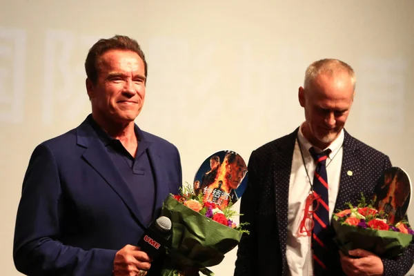 Actor Estadounidense Arnold Schwarzenegger Izquierda Director Alan Taylor Sonríen Durante — Foto de Stock