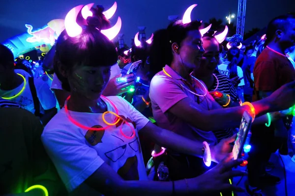 Des Jeunes Chinois Portant Des Décorations Lumineuses Participent Défilé Nocturne — Photo