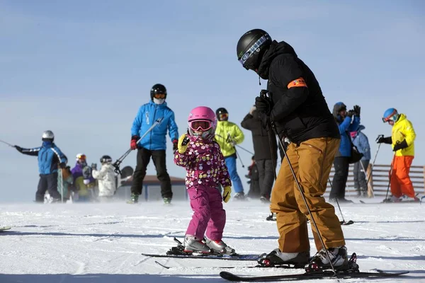 Tourists Ski Ski Resort Chongli County Zhangjiakou City North Chinas — Stock Photo, Image