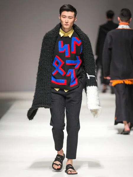 Modell Visar Skapelse Modevisning Som Släpptes Seniora Elever Knitware Klass — Stockfoto
