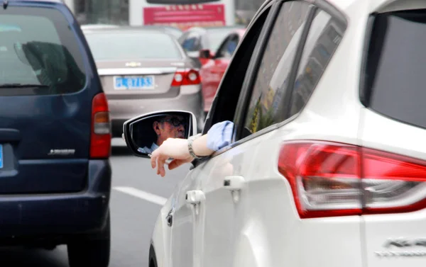 Conductor Fuma Cigarrillo Coche Una Carretera Shanghai China Mayo 2015 — Foto de Stock