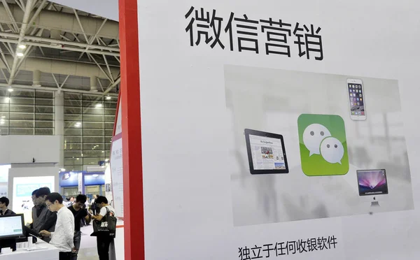 People Visit Stand Mobile Messaging App Weixin Wechat Tencent Exhibition — Stock Photo, Image