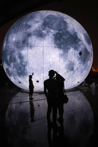 Visitantes Olham Para Balão Metros Diâmetro Que Parece Com Lua — Fotografia de Stock