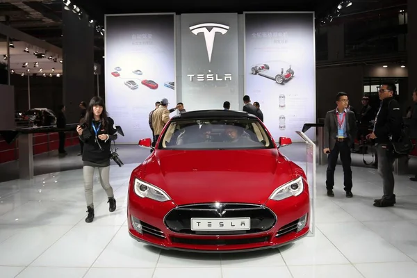 Besucher Probieren Ein Tesla Elektroauto Während Der Shanghai International Automobile — Stockfoto