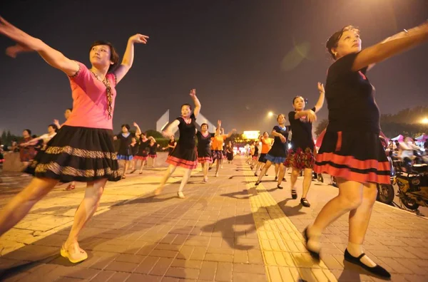 Chinesische Frauen Tanzen Abends Auf Einem Platz Der Stadt Huaian — Stockfoto