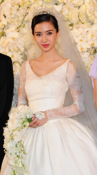 アンジェラベイビー ポーズ 上海の上海展覧センターで彼女の結婚式の式 2015 日の間に香港のモデル — ストック写真