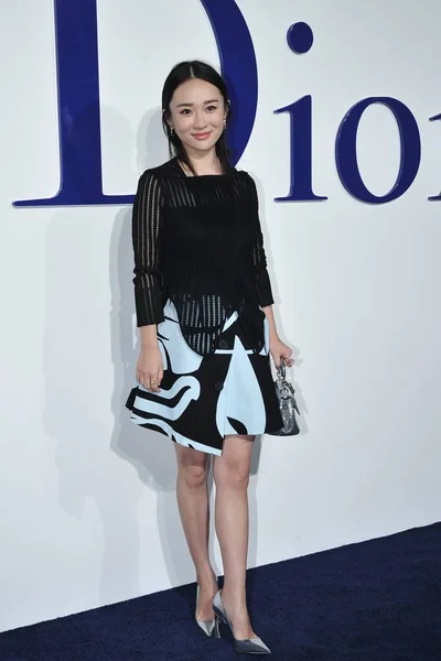 Attrice Cinese Huo Siyan Posa Mentre Arriva Sfilata Dior Primavera — Foto Stock