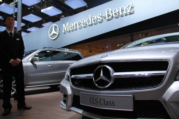 Čínské Zaměstnance Stojí Mercedes Benz Třídy Cls Během Peking Mezinárodní — Stock fotografie