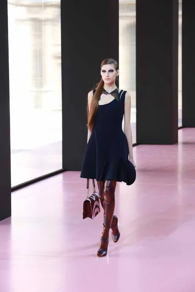 Ein Model Zeigt Eine Neue Kreation Auf Der Christian Dior — Stockfoto