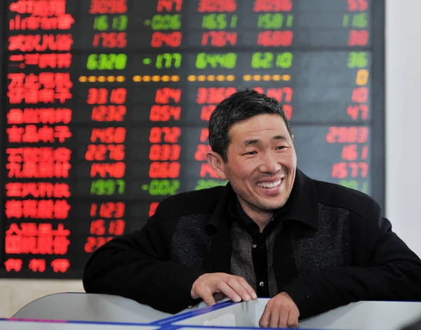 Китайський Інвестора Посміхається Вона Виглядає Цін Акцій Червоний Зростання Цін — стокове фото