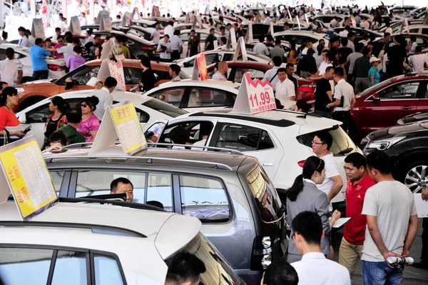 Visitors Look Cars Display Auto Show Yantai City East China — Stock Photo, Image