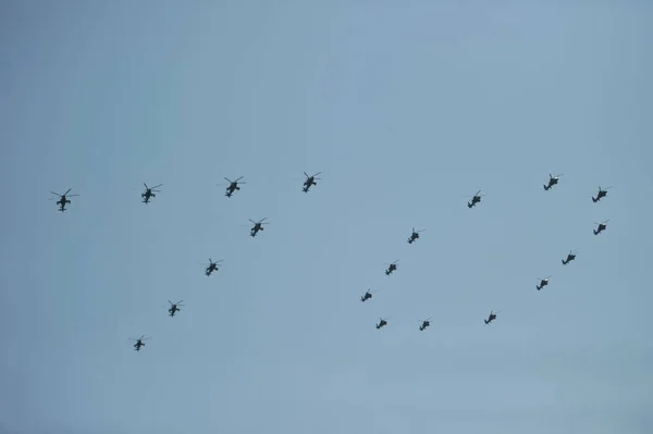 Vojenské Vrtulníky Tvoří Jak Plují Přes Náměstí Nebeského Klidu Během — Stock fotografie