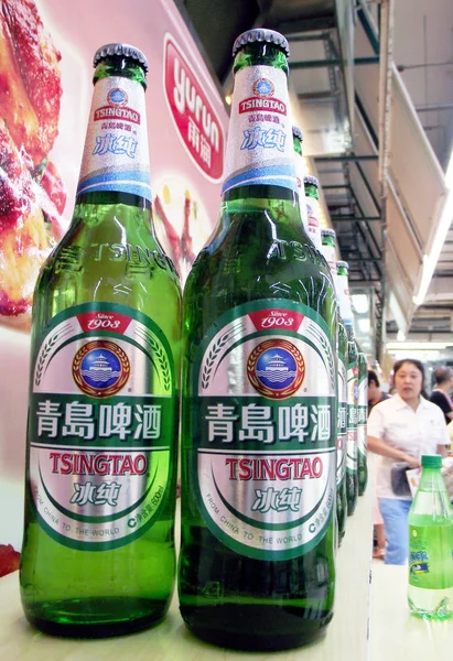 Μπουκάλια Της Μπύρας Tsingtao Της Ζυθοποιίας Tsingtao Εμφανίζονται Μια Έκθεση — Φωτογραφία Αρχείου