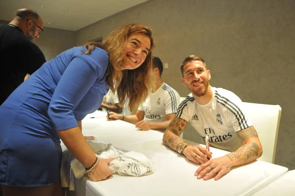 Sergio Ramos Del Real Madrid Destra Posa Con Fan Evento — Foto Stock