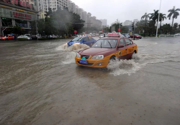 Automobily Jezdily Zaplavené Silnici Prudkém Dešti Způsobenému Tajon Mujigae Městě — Stock fotografie