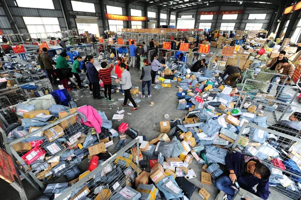 Kínai Munkások Rendezni Parcellákat Amelyek Többsége Line Vásárlás Egy Elosztó — Stock Fotó