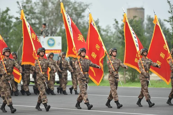 中国人民解放军中国士兵在即将举行的阅兵式训练课上练习游行 纪念中国人民抗日战争胜利 0周年 — 图库照片